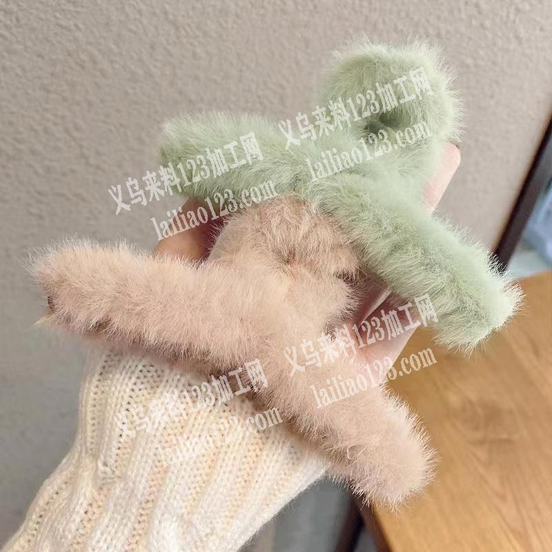 《绕毛条的手工活》抓夹上面绕毛条的手工活