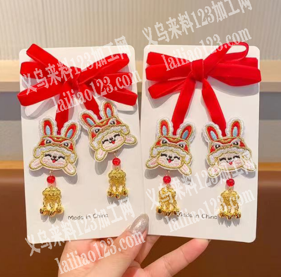爆款何年饰品订单，寻找有现货的厂家，有做