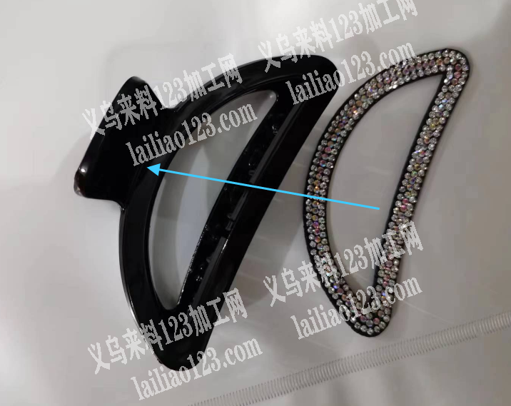 手工活外发，抓夹上面粘钻条，如图，黏胶的