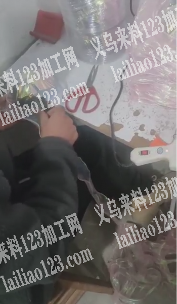 粘花边的手工活外发，如图，打胶枪粘胶的手