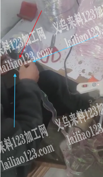 粘花边的手工活外发，如图，打胶枪粘胶的手
