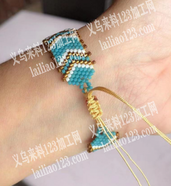 穿米珠编织手链的手工活外发，如图，外贸系