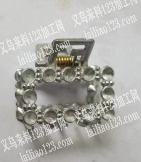 大量合金小抓夹上弹簧的手工活外发，。寻找
