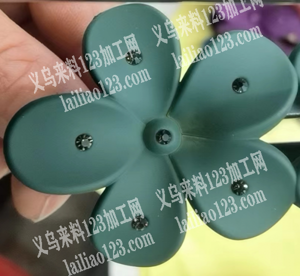 塑料发夹上面点钻外发加工，如图，寻找会做