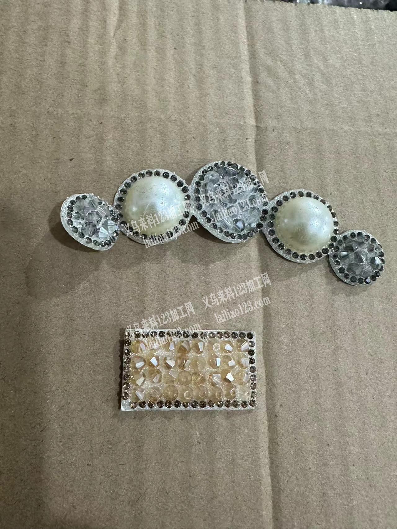 找可以做如图配件的工厂，后面压双面胶的