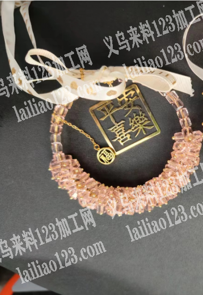 车挂件的打胶枪挂圈包装的手工活外发