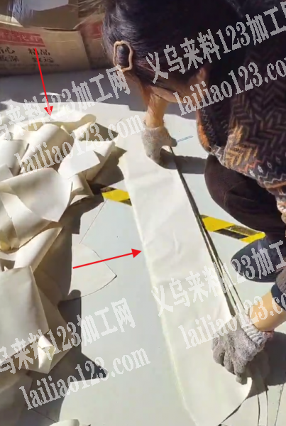大量叠布条的手工活外发，如图