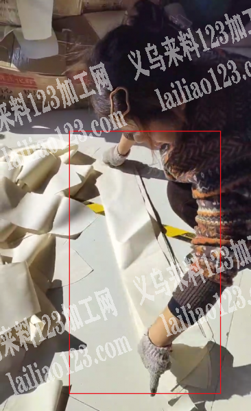 大量叠布条的手工活外发，如图