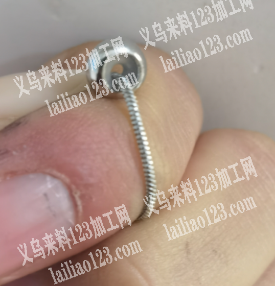 大量穿定位珠的手工活外发，如图，找穿项链