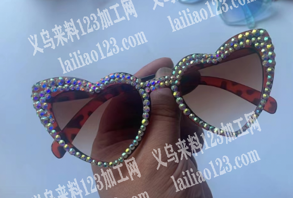 大量眼镜上面点平底钻，粘钻手工活外发，寻
