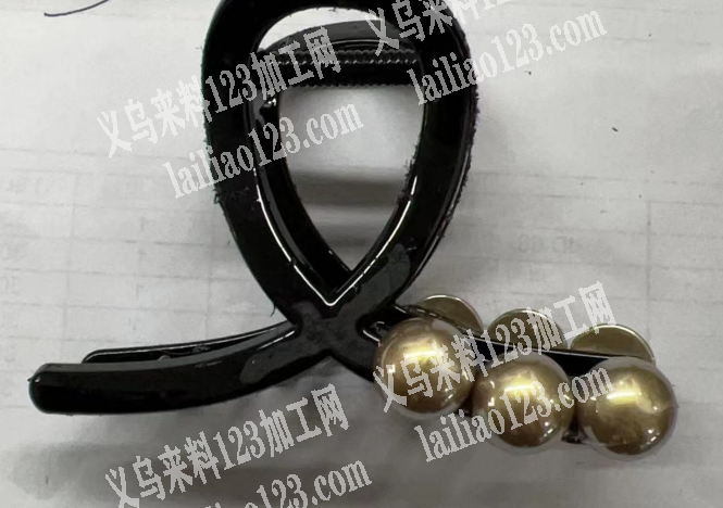 抓夹上面粘钻粘珠子的手工活，寻找手工活加
