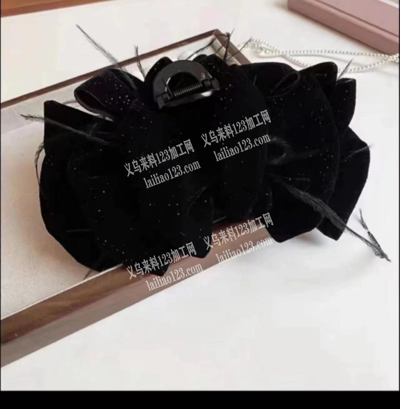 云朵抓夹马尾夹等，扎蝴蝶结。等布艺发饰。