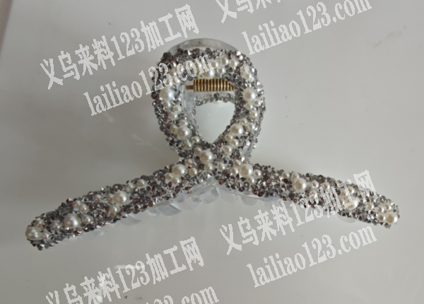 抓夹上面撒钻粘钻的手工活外发加工，如图，