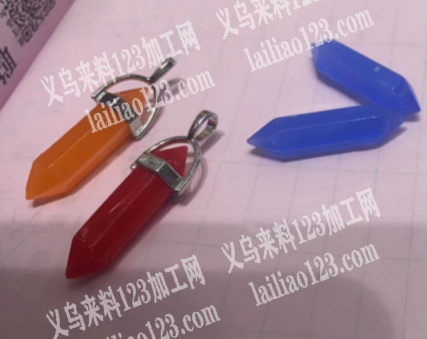 六角柱上面粘胶水的手工活外发，如图，寻找