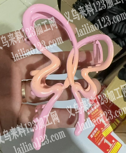 5万蝴蝶抓夹订单。寻找厂家，。如图所示，