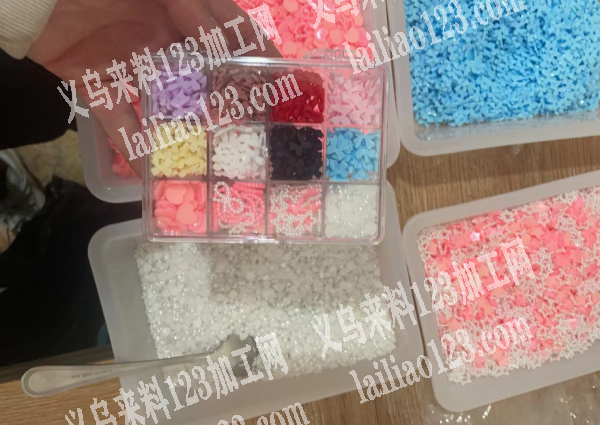 装盒子手工活外发加工，如图，用勺子分装的