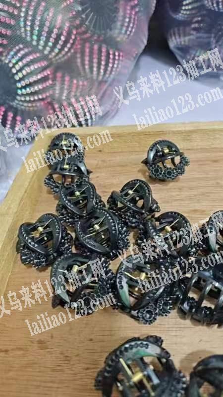 荷叶塘大量粘胶的手工活外发，如图所示，手