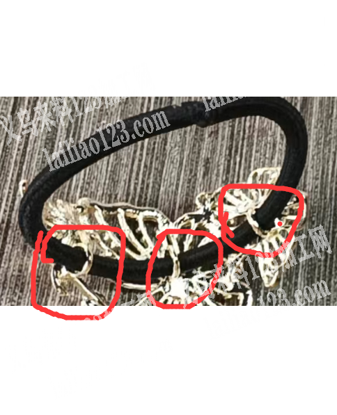 皮筋上面粘配件的手工活外发加工，如图所示