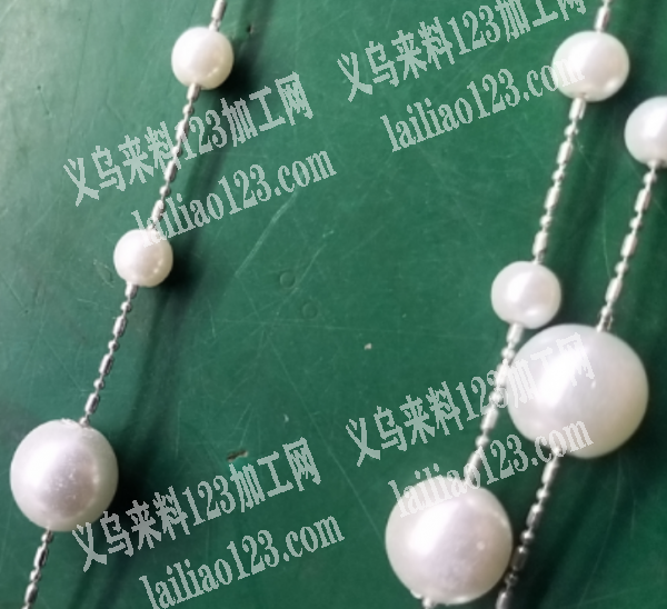 老板委托寻找：粘配件和珍珠粘链条手工活外