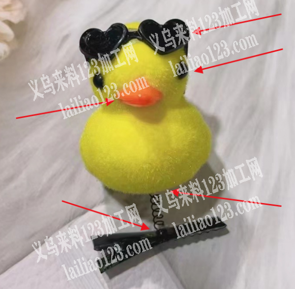 大量组装小鸭子发夹手工活外发加工，如图，