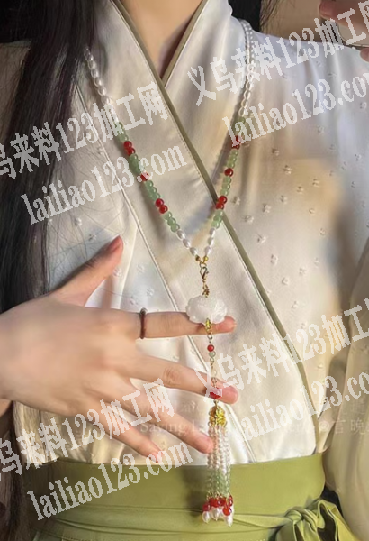 古装项链穿珠子的手工活外发加工，如图，寻