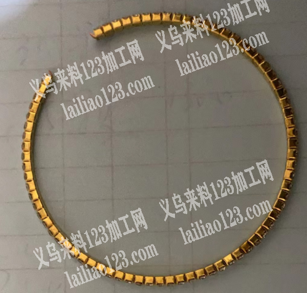 水钻穿刚丝圈手镯的手工活，如图，寻找手工