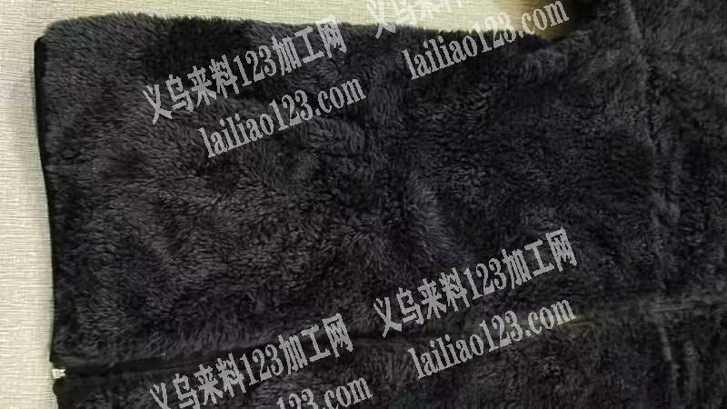 拉链带帽卫衣外发，裁片已经裁好了六千多。