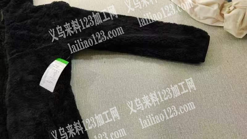 拉链带帽卫衣外发，裁片已经裁好了六千多。