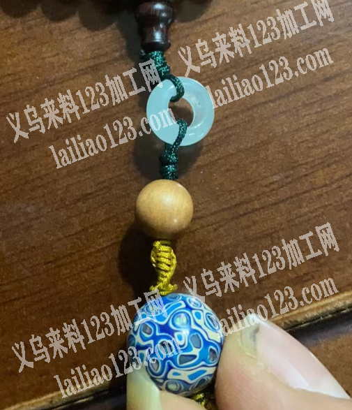 吊坠上面编织串珠打结的手工活，如图，会做