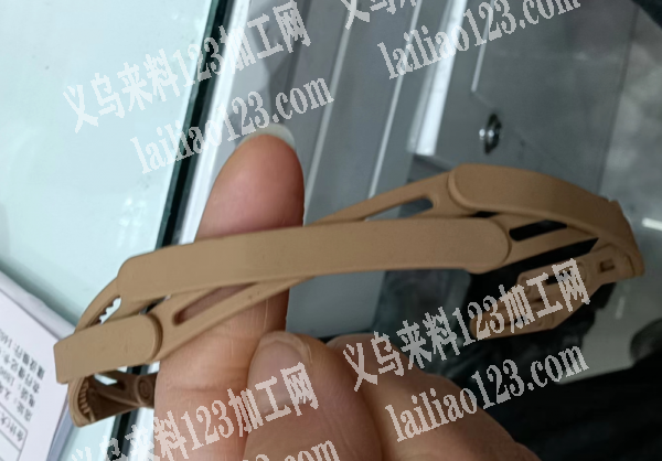 喷漆外发加工，如图折叠塑料发箍订单外发喷