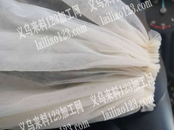 网纱打皱踩线外发加工，如图数量10000