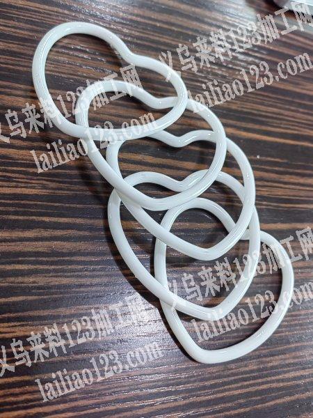 撒葱粉外发加工，如图，寻找在亚克力手环上