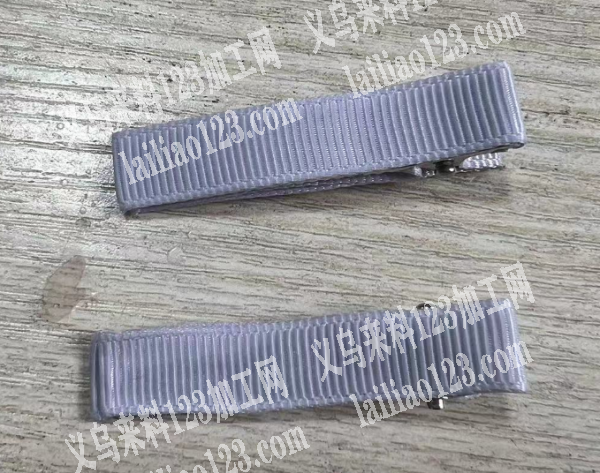 鸭夹上面粘织带的手工活外发加工，如图，缎