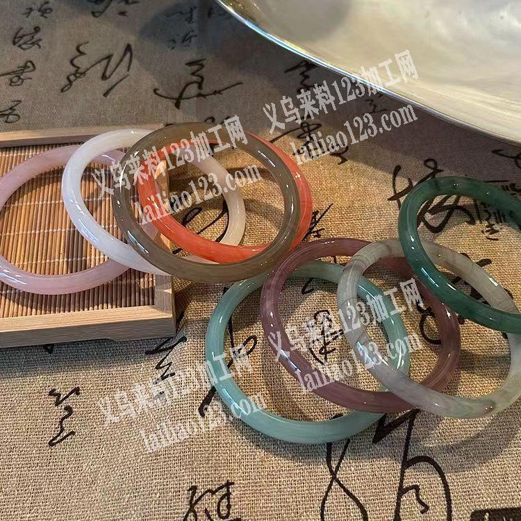 大量玻璃手镯订单，寻找工厂。，如图，