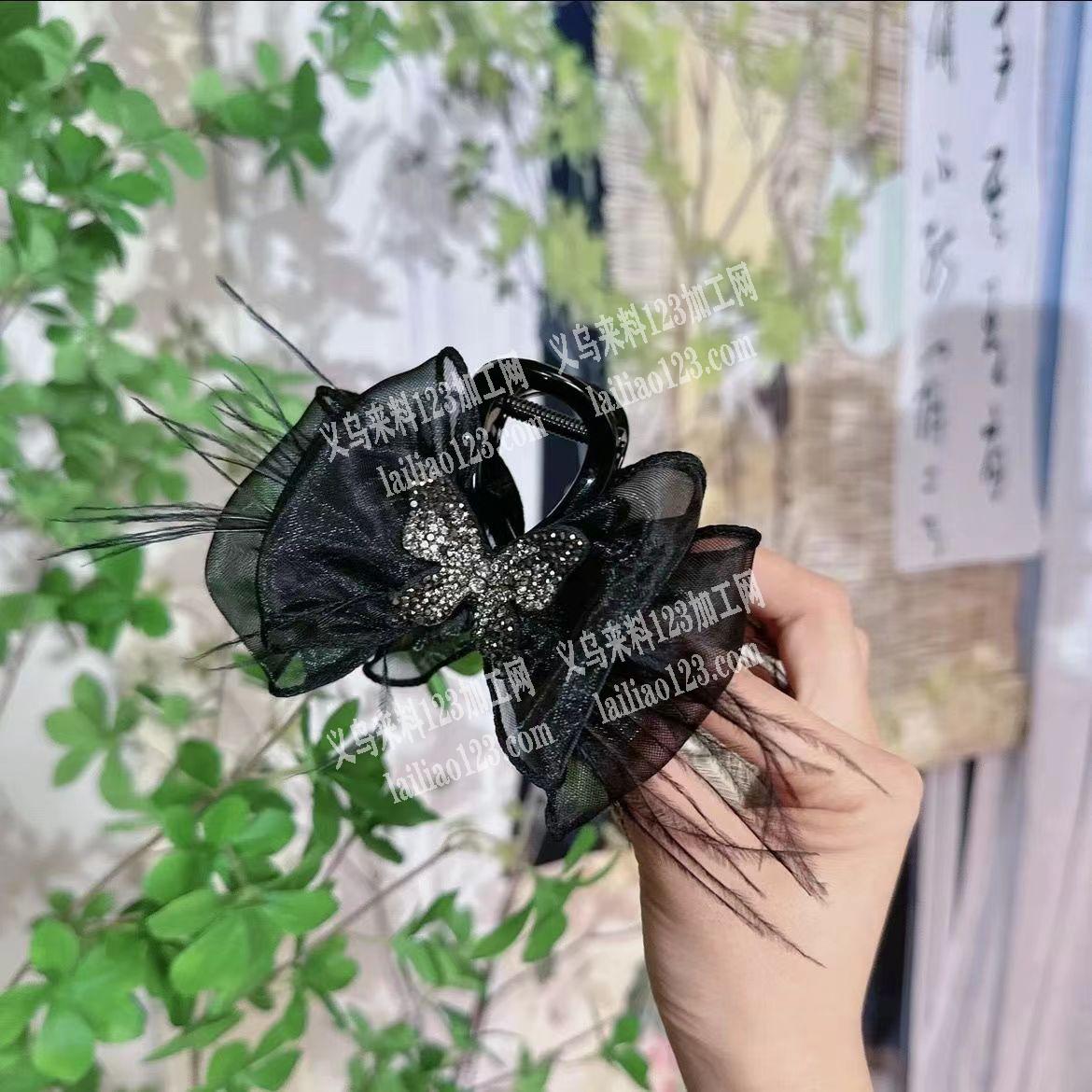 羽毛蝴蝶结抓夹外发加工，如图，寻找荷叶塘