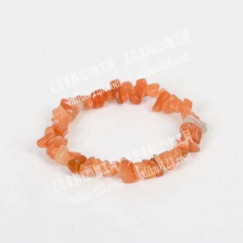 这个穿碎石手链的手工活，外发加工。只管加