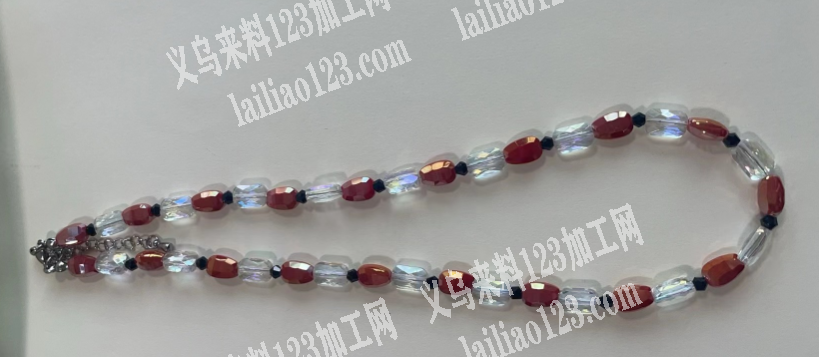 项链穿珠子的手工活，如图，寻找会做的手工