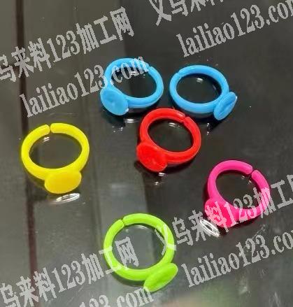 长期有塑料饰品配件订单，长期采购，有货的