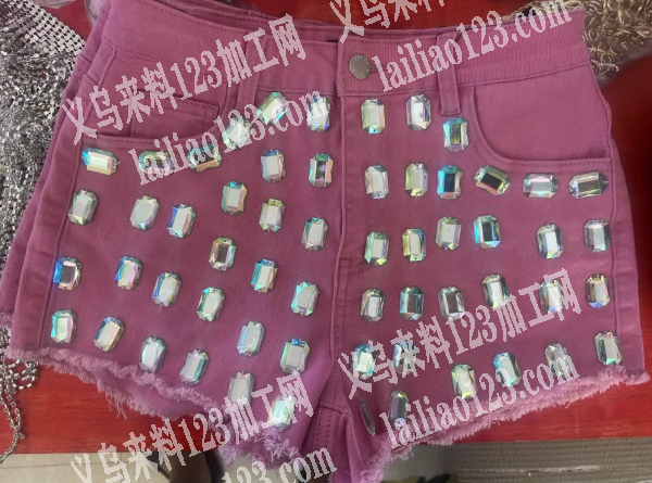 短裤上面的手工活外发，如图，手缝钻。会做