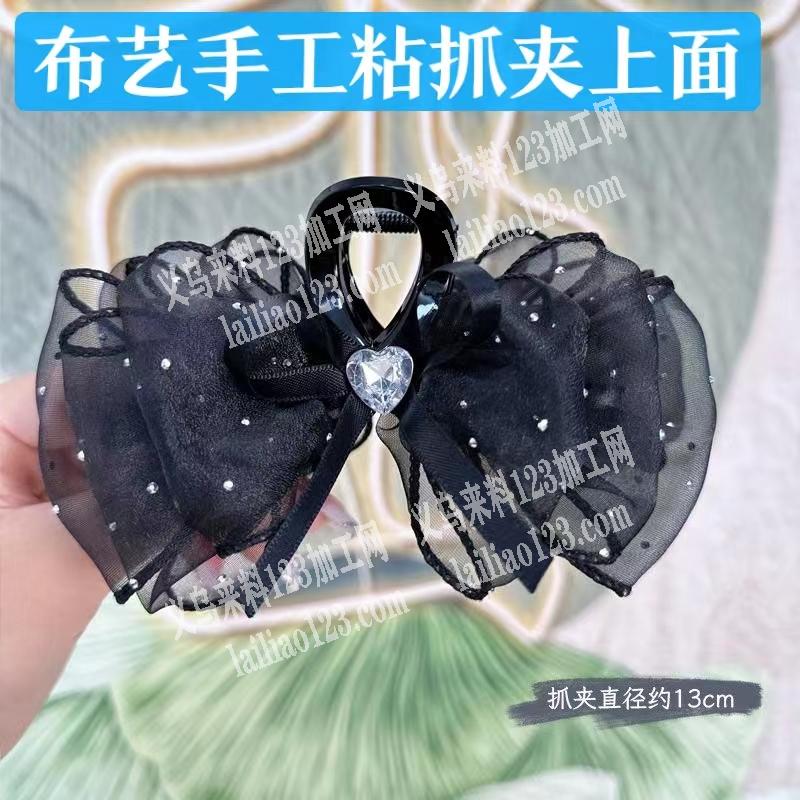 爪夹上面打胶枪粘蝴蝶结的手工活外发老板委