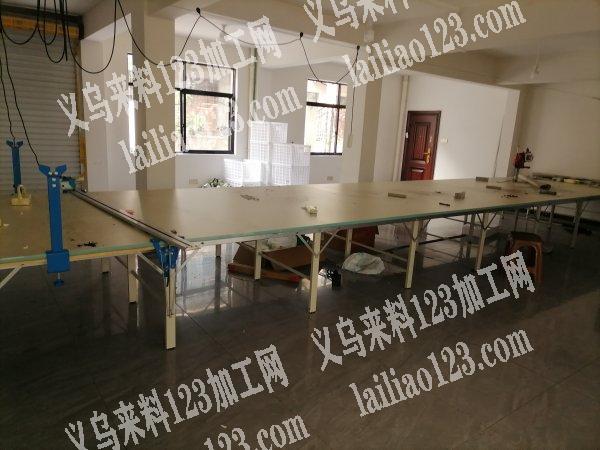 转让新裁剪桌一套，有需要的联系，地址：东阳市江北街道塘里路2