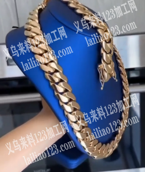 寻找如图夸张饰品的工厂，请联系详谈，微信