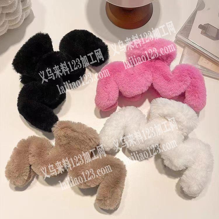 大量手工活外发加工，如图，抓夹上面粘毛条