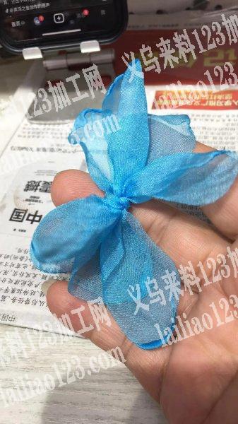 如图，寻找烧边布条打好结的成品，烧好的没