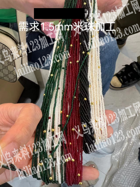 如图，福田市场店面有穿珠子的手工活外发加