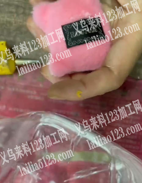 手工活外发，这个娃娃上面粘胶贴商标，粘羊
