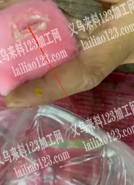 手工活外发，这个娃娃上面粘胶贴商标，粘羊