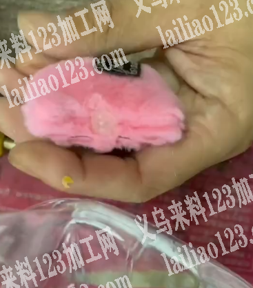 手工活外发，这个娃娃上面粘胶贴商标，粘羊