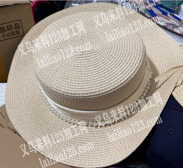 帽子上面穿珠子，钉珠，绑带子，手工活，谁