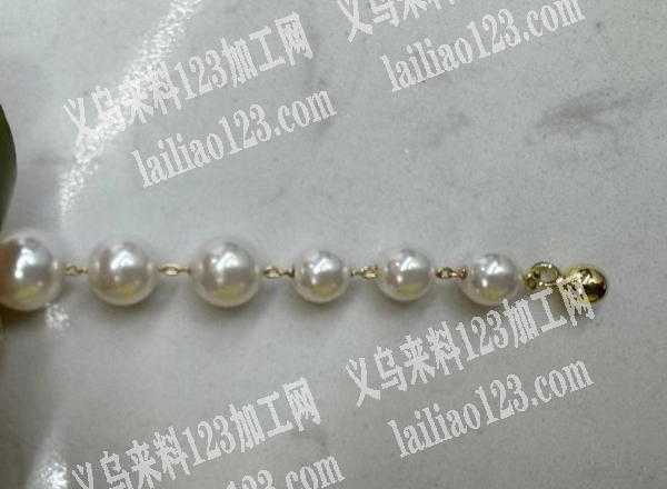 链条上面粘定位珠的手工活外发，如图，寻找